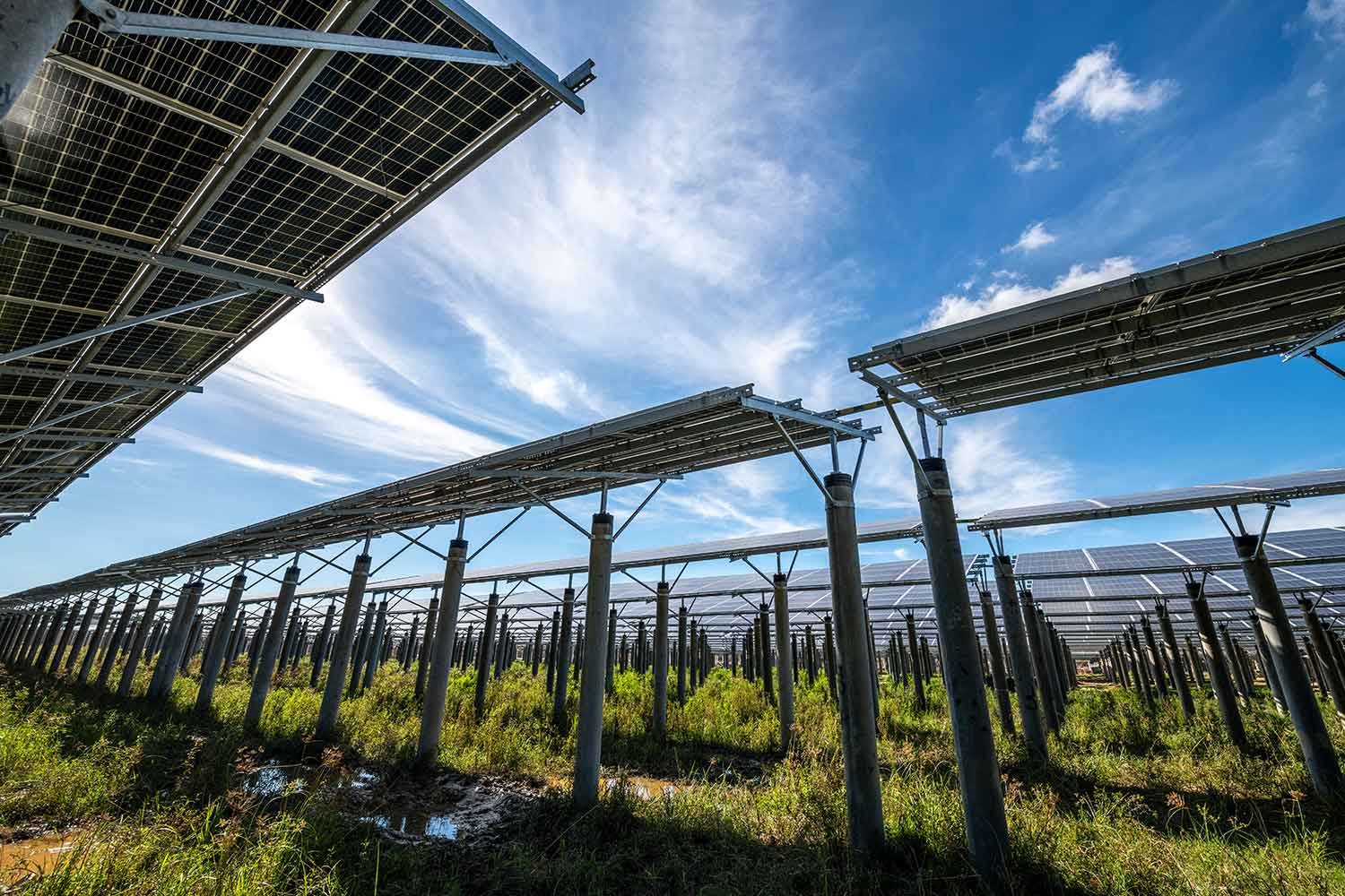 worker-cleaning-automobile-air-conditioner-vent-gr